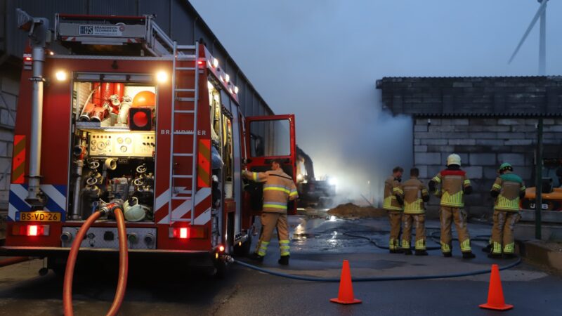 Grote brand op Kamper industrieterrein: Brandweer zet blusrobot in