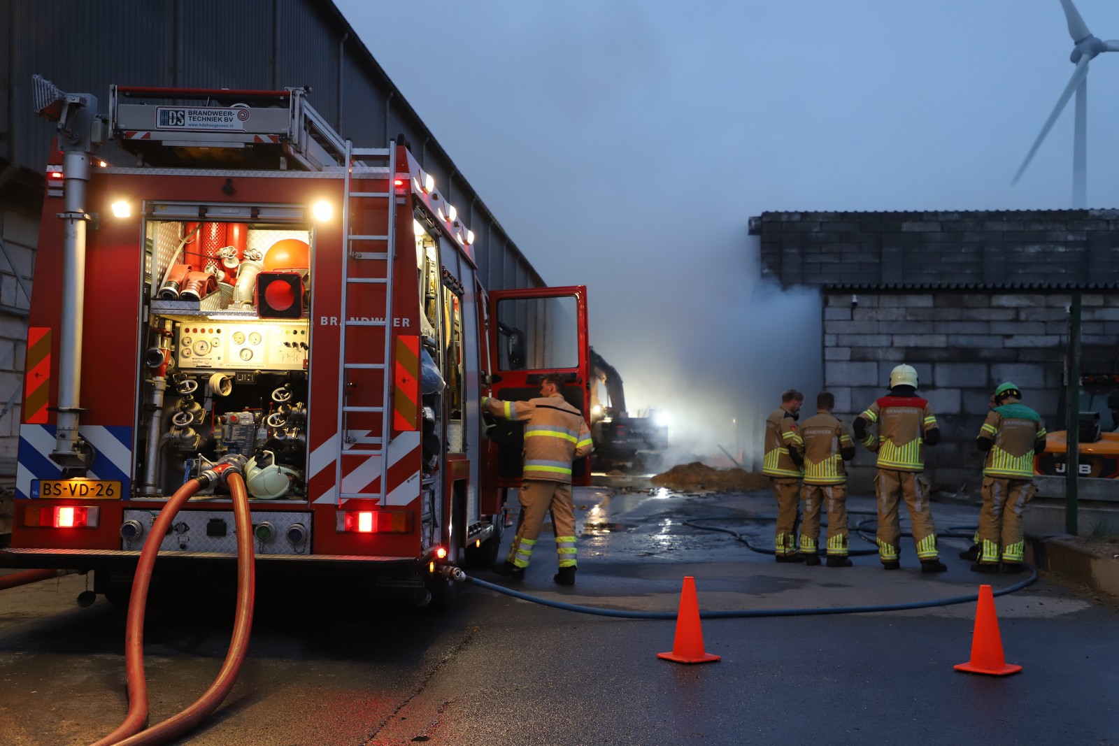 Grote brand op Kamper industrieterrein: Brandweer zet blusrobot in