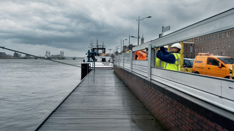 Hoogwaterbrigade Kampen oefent met opbouwen ‘stadsmuurwaterkering’