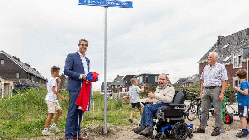 Straatnaambord Willem van Dierenstraat in Wilsum feestelijk onthuld