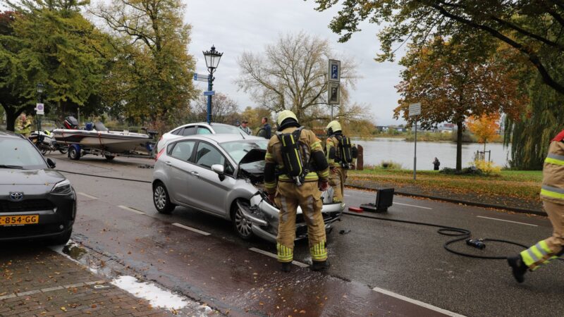 Aanrijding op kruising Vloeddijk en de la Sablonièrekade: Auto in brand, geen gewonden