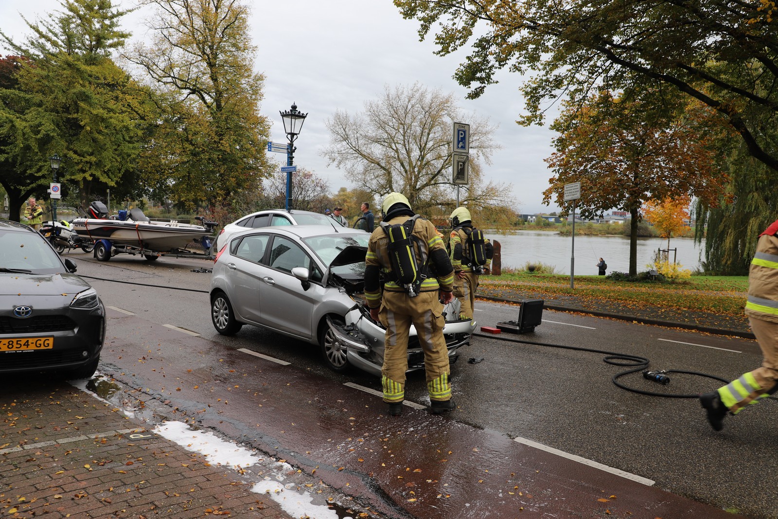 Aanrijding op kruising Vloeddijk en de la Sablonièrekade: Auto in brand, geen gewonden