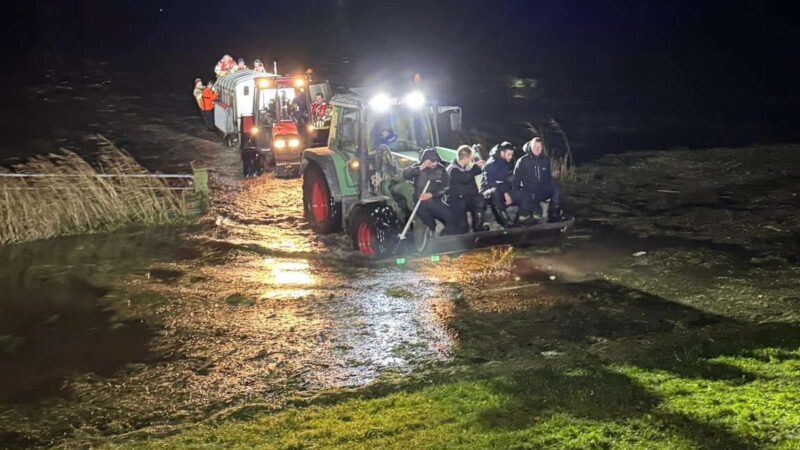 Storm zorgt voor activatie van balgstuw Ramspol: schapen in gevaar door snel stijgend water