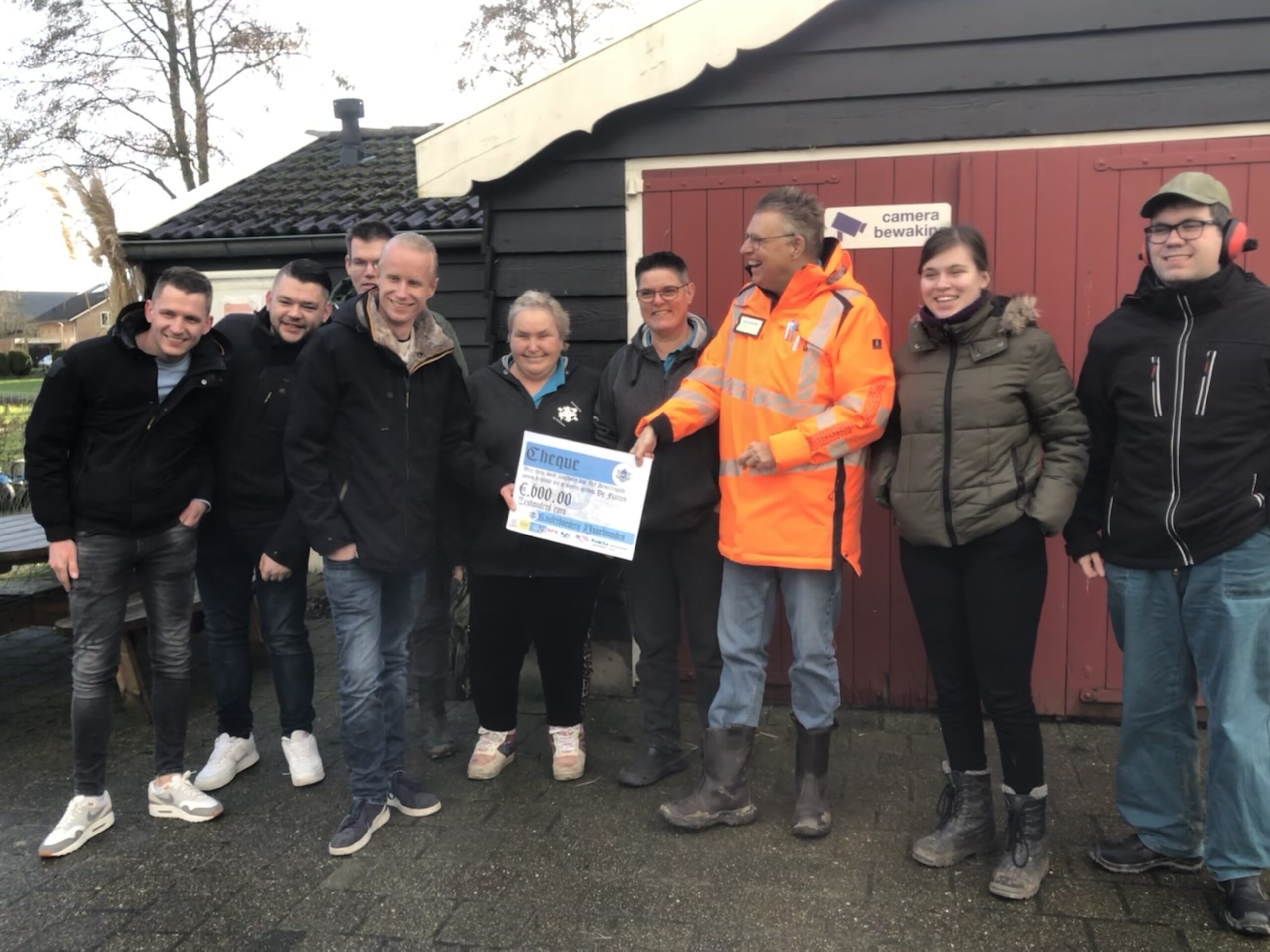 Medewerkers Zoddepark blij verrast met gift behorend bij de Koperen Melkbus van het Schuttersgilde