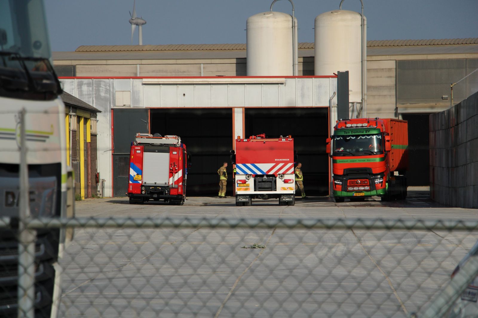 Brandweer blust brand in machine