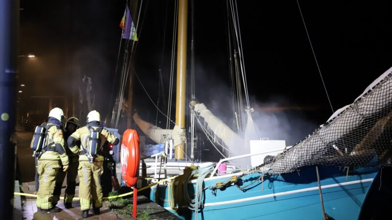 Nachtelijke brand in zeilschip aan Kamper IJsselkade