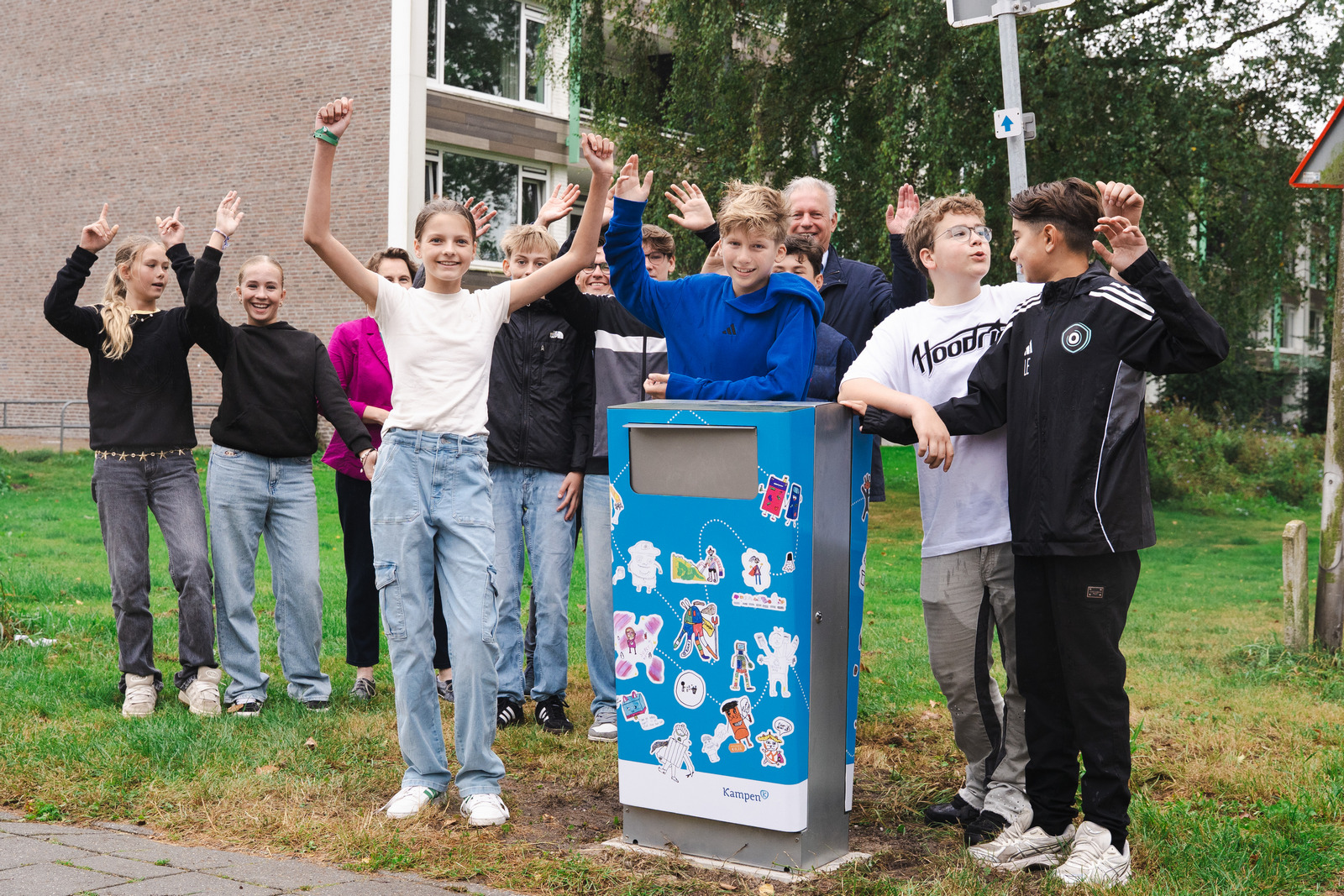 Leerlingen onthullen kleurrijke prullenbakken voor een schonere buurt