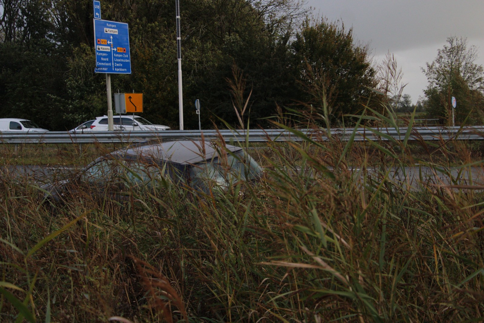 Auto belandt in berm na mislukte inhaalmanoeuvre op Flevoweg bij Kampen