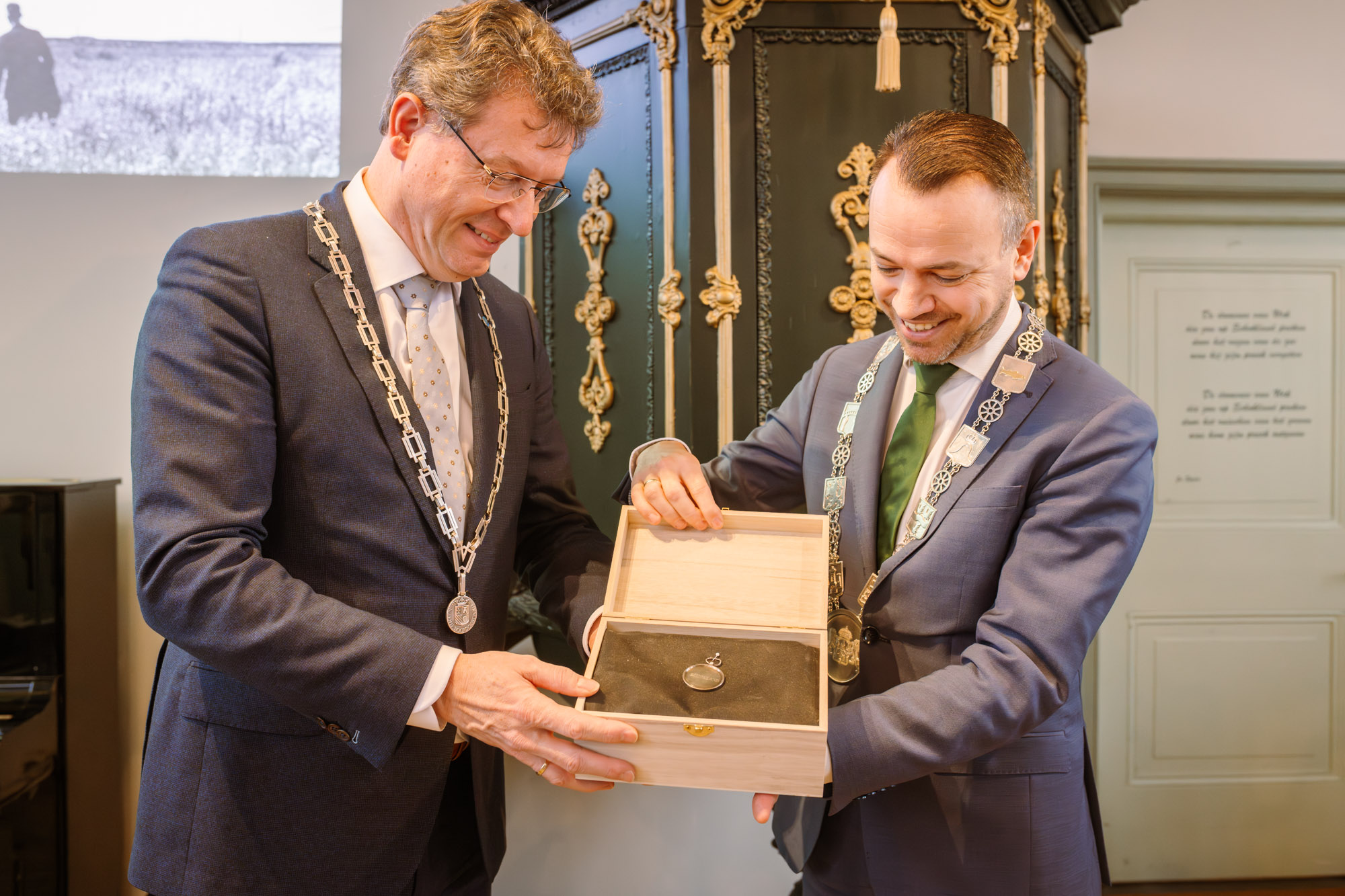 Schokland viert 30 jaar Werelderfgoedstatus en ontvangt historische burgemeesterspenning