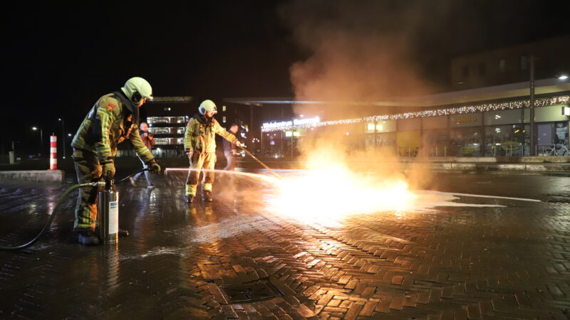 Brandweer laat brand gecontroleerd uitbranden vanwege zwaar illegaal vuurwerk