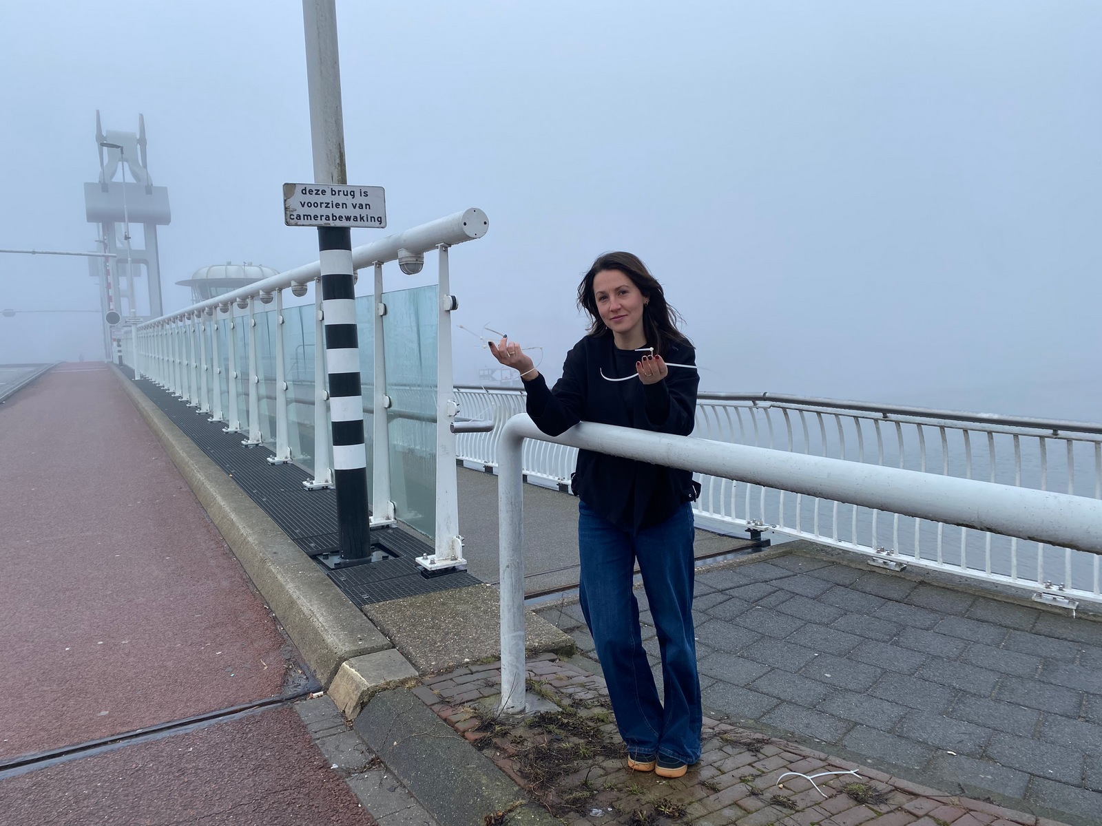 Kampen Sociaal doet aangifte na verdwijning spandoek van Stadsbrug