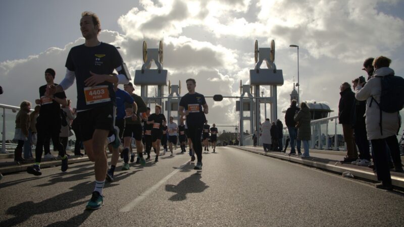 Succesvolle 7e editie van de Ned Air 2Bruggenloop trekt duizenden deelnemers