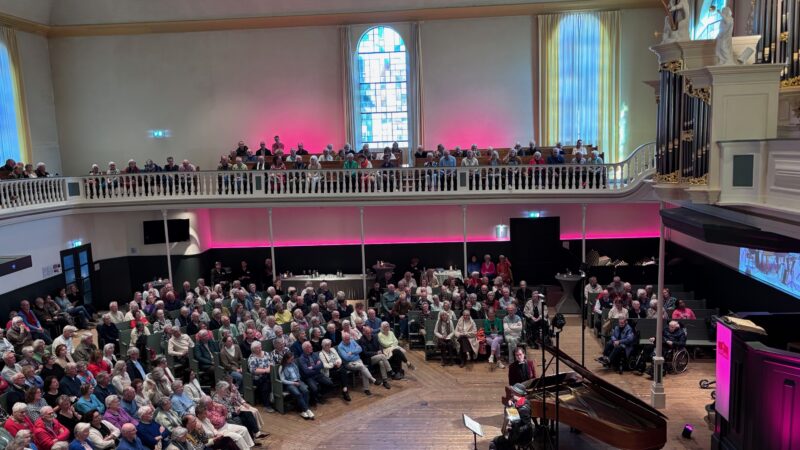 Volle zaal bij laatste koffieconcert van het seizoen: ‘Souvenirs de Paris’ betovert publiek