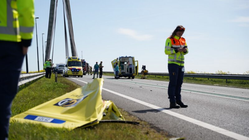 Ongeval met ambulance en auto met aanhanger op N50 bij Eilandbrug