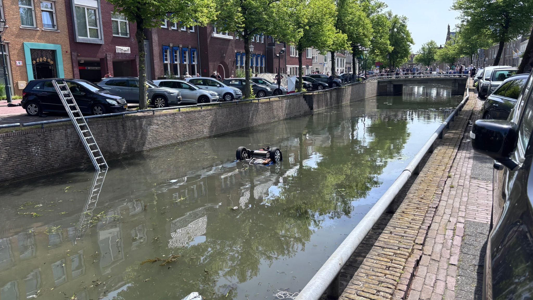 Ernstig ongeluk in Kamper Burgel: auto belandt in stadsgracht, inzittenden gereanimeerd