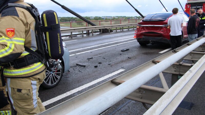 Verkeerschaos in Kampen na ongeval op de Molenbrug