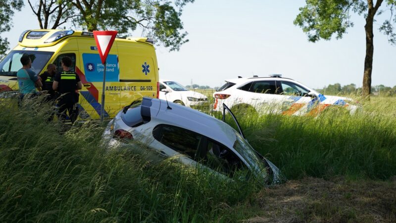 Auto belandt in sloot langs Zwolseweg na pedaalfout