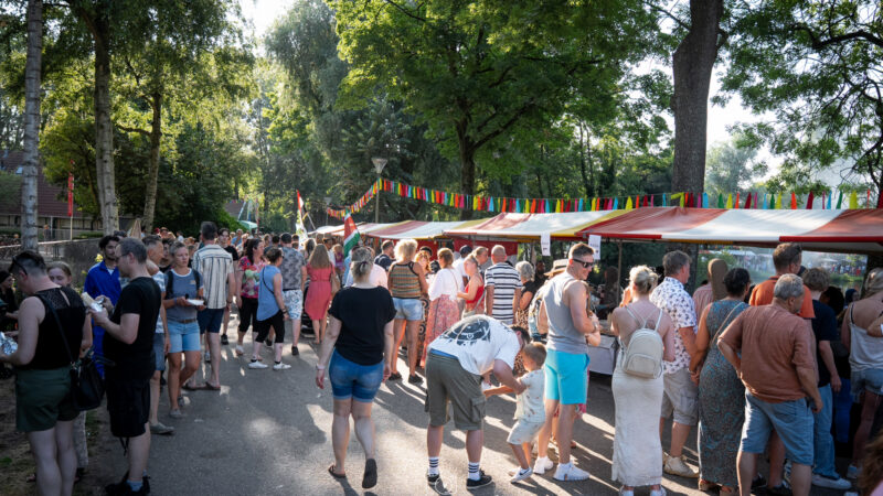Voetjes van de vloer, op een kleedje in het gras en volop verwondering: Full Color Festival staat voor de deur