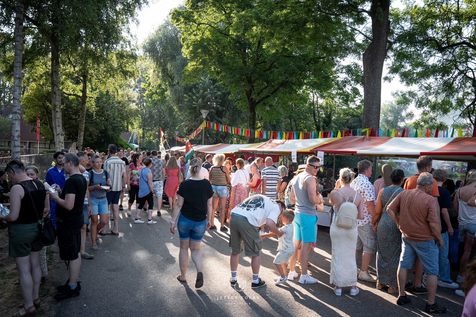 Voetjes van de vloer, op een kleedje in het gras en volop verwondering: Full Color Festival staat voor de deur