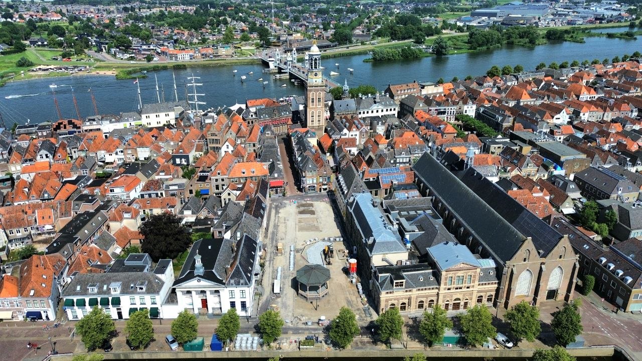 Nieuwe Markt in Kampen grotendeels gereed, plein blijft deels afgesloten tot oktober