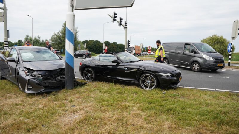 Aanrijding op Flevoweg in Kampen: twee auto’s zwaar beschadigd