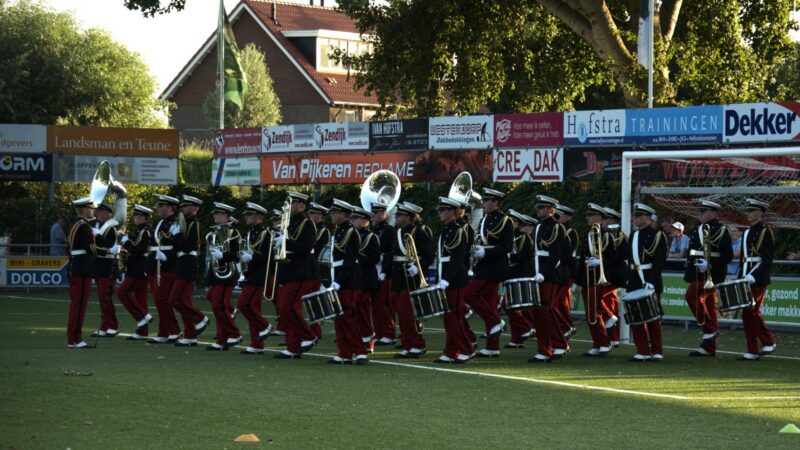 Veel belangstelling bij uitzwaairepetitie Show- en Drumfanfare Oranje richting WMC