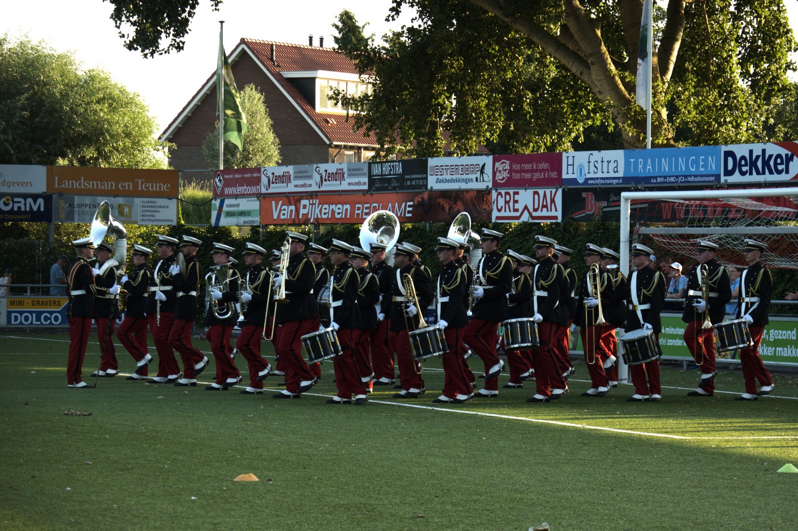 Veel belangstelling bij uitzwaairepetitie Show- en Drumfanfare Oranje richting WMC