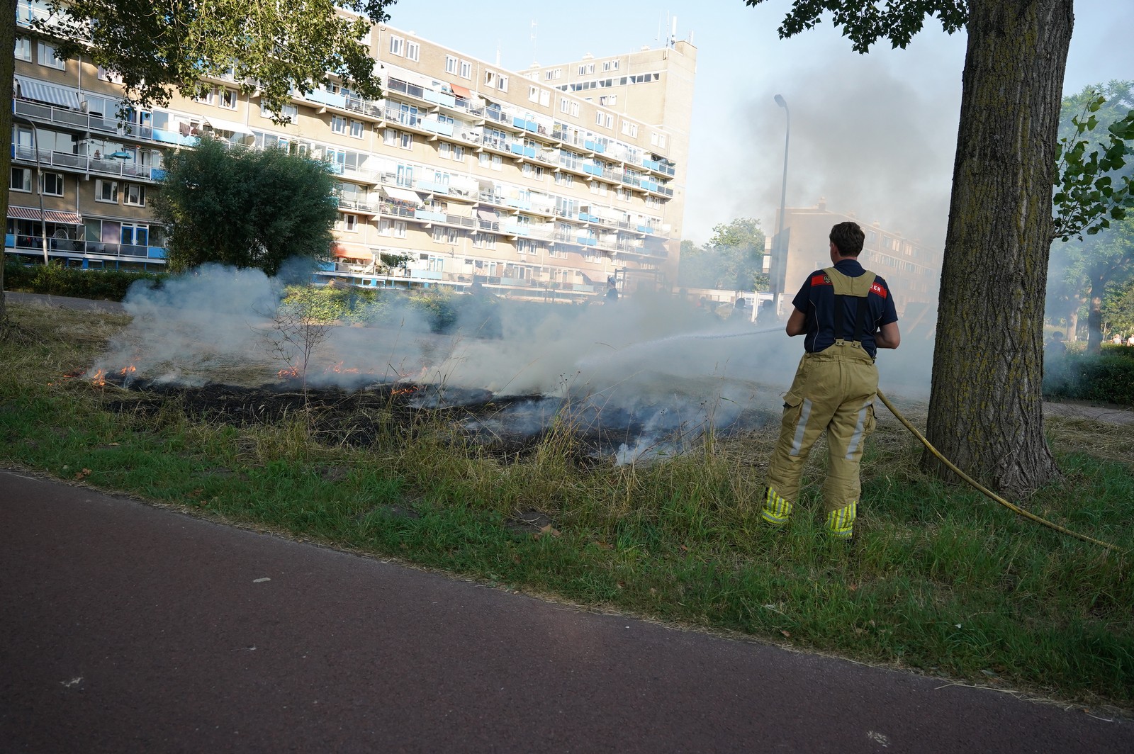 Brandweer voorkomt uitbreiding van grasbrand aan Jan Ligthartstraat