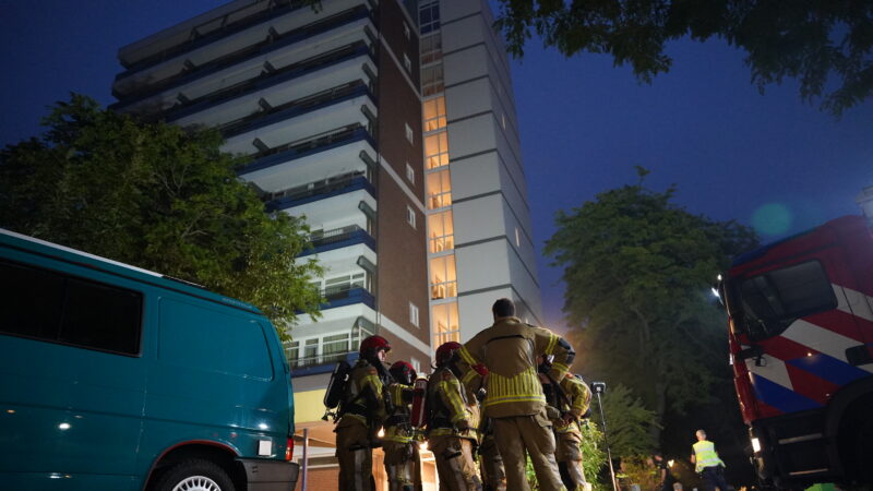 Grote brandweerinzet na brand in kelderbox van appartementencomplex Scheerling in Kampen