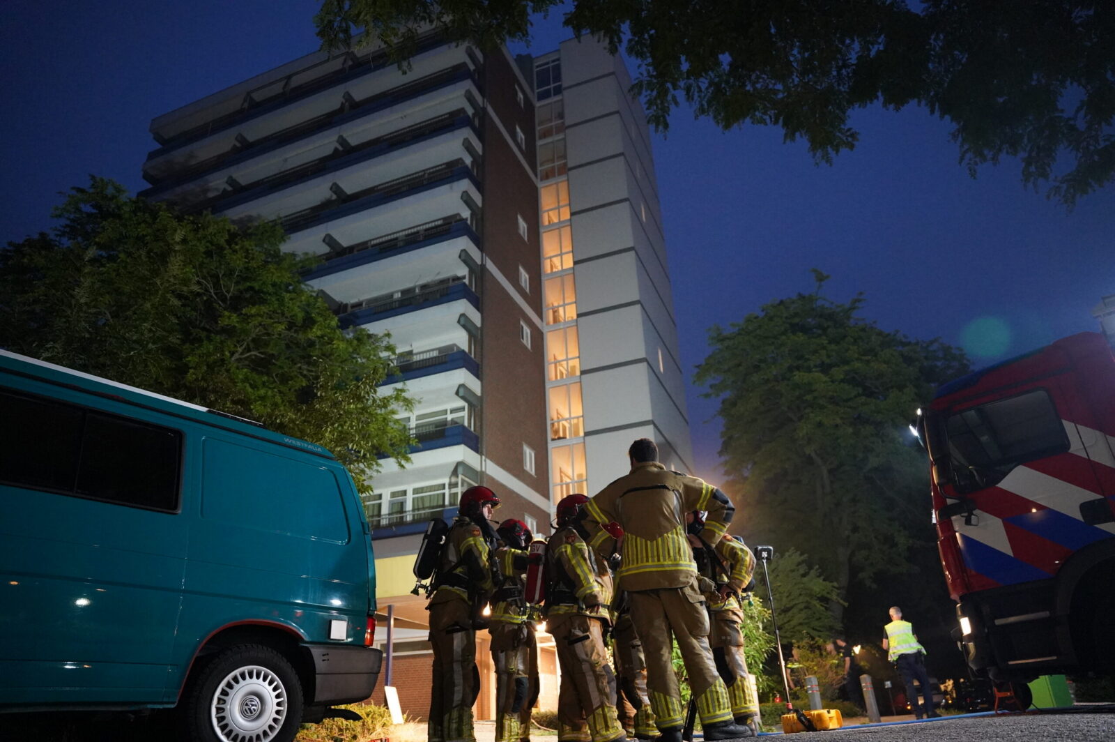 Grote brandweerinzet na brand in kelderbox van appartementencomplex Scheerling in Kampen
