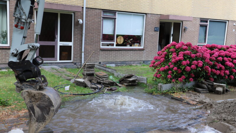 Wateroverlast aan de Ratelaar in Kampen: brandweer pompt water weg