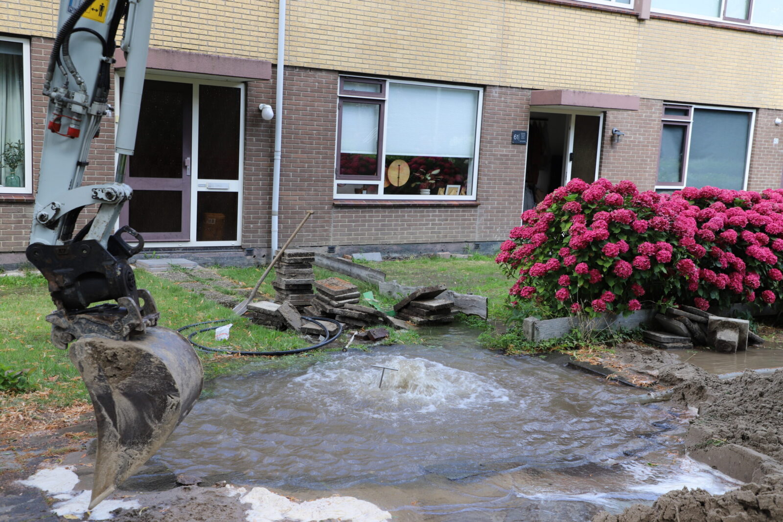 Wateroverlast aan de Ratelaar in Kampen: brandweer pompt water weg