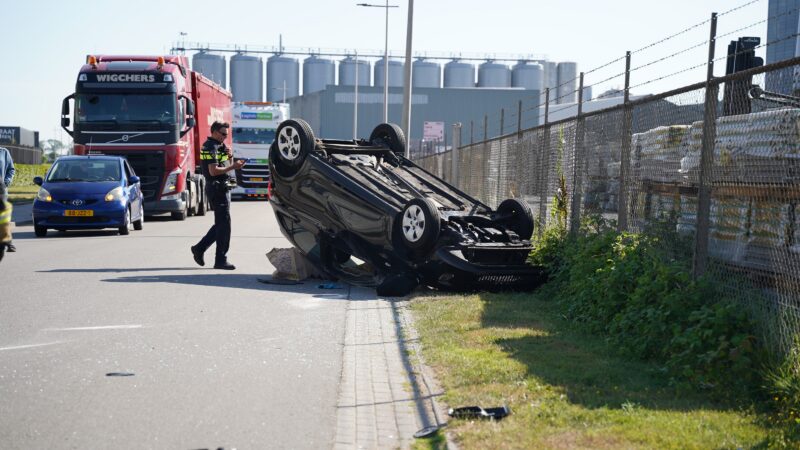 Auto na aanrijding met vrachtwagen gelanceerd