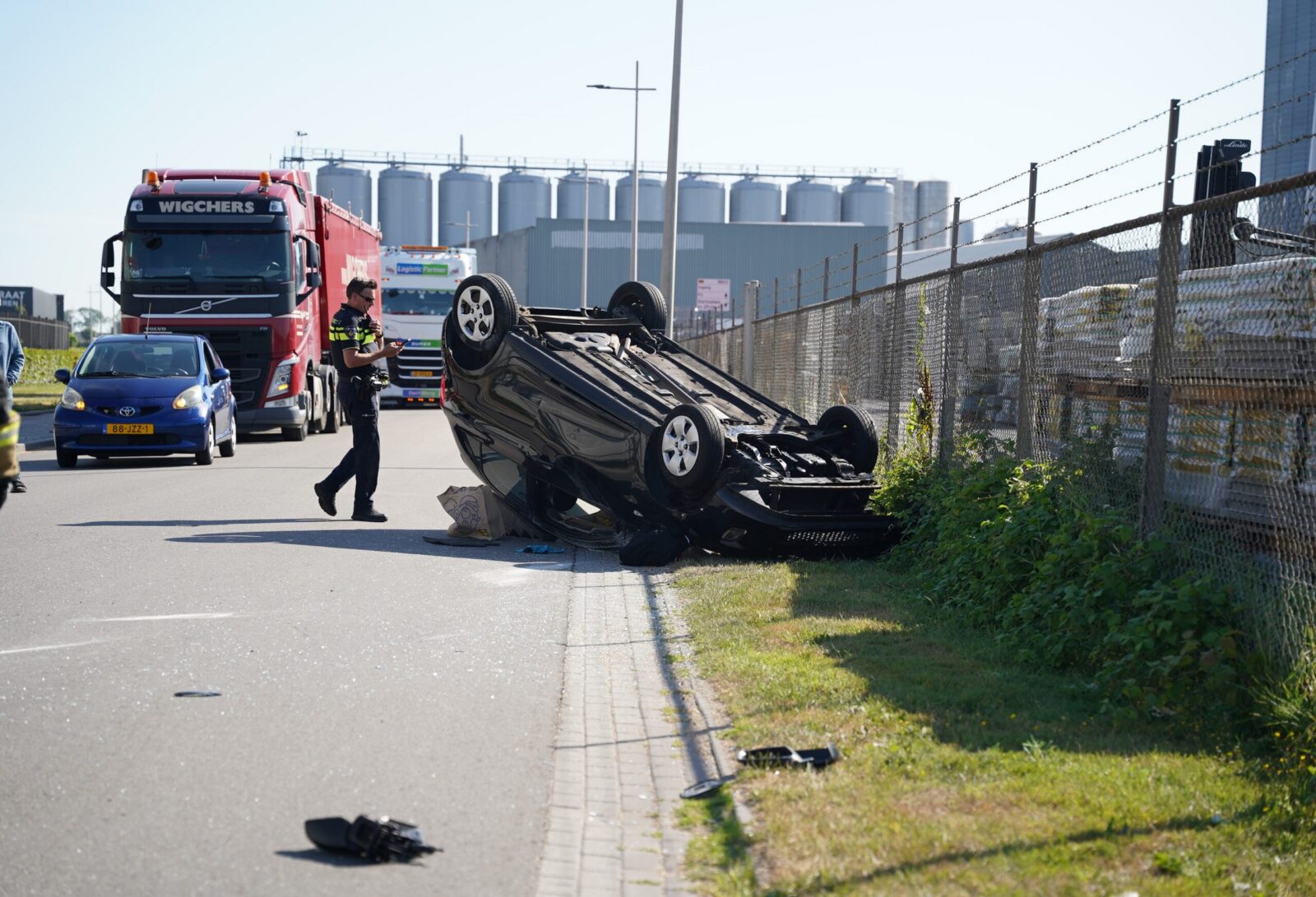 Auto na aanrijding met vrachtwagen gelanceerd