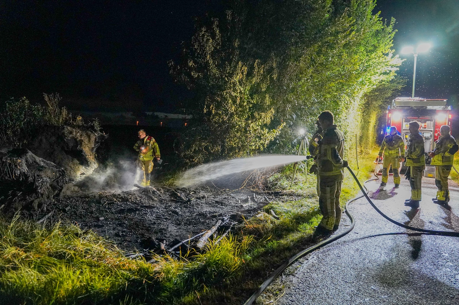Brandweer snel ter plaatse bij brandend snoeiafval langs Frieseweg