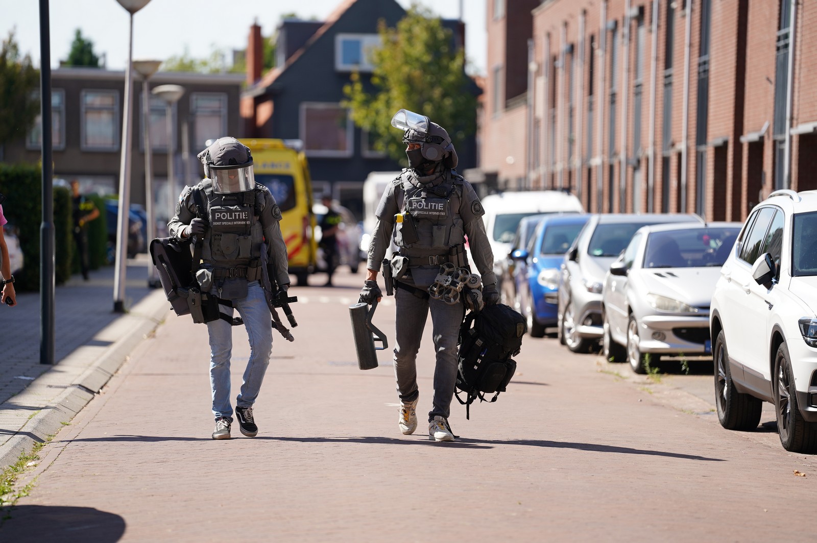 Arrestatieteam haalt persoon uit woning aan Siriusweg in Kampen