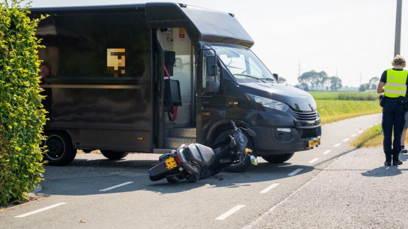 Scooterrijder gewond na aanrijding met bestelbus op Zwolseweg in IJsselmuiden