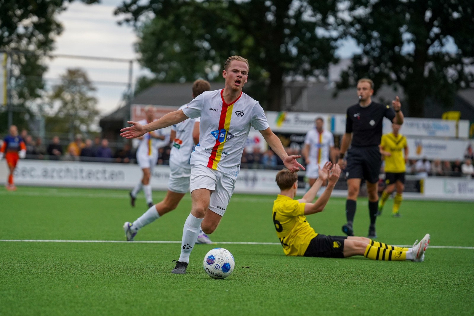 DOS over de knie bij Go Ahead