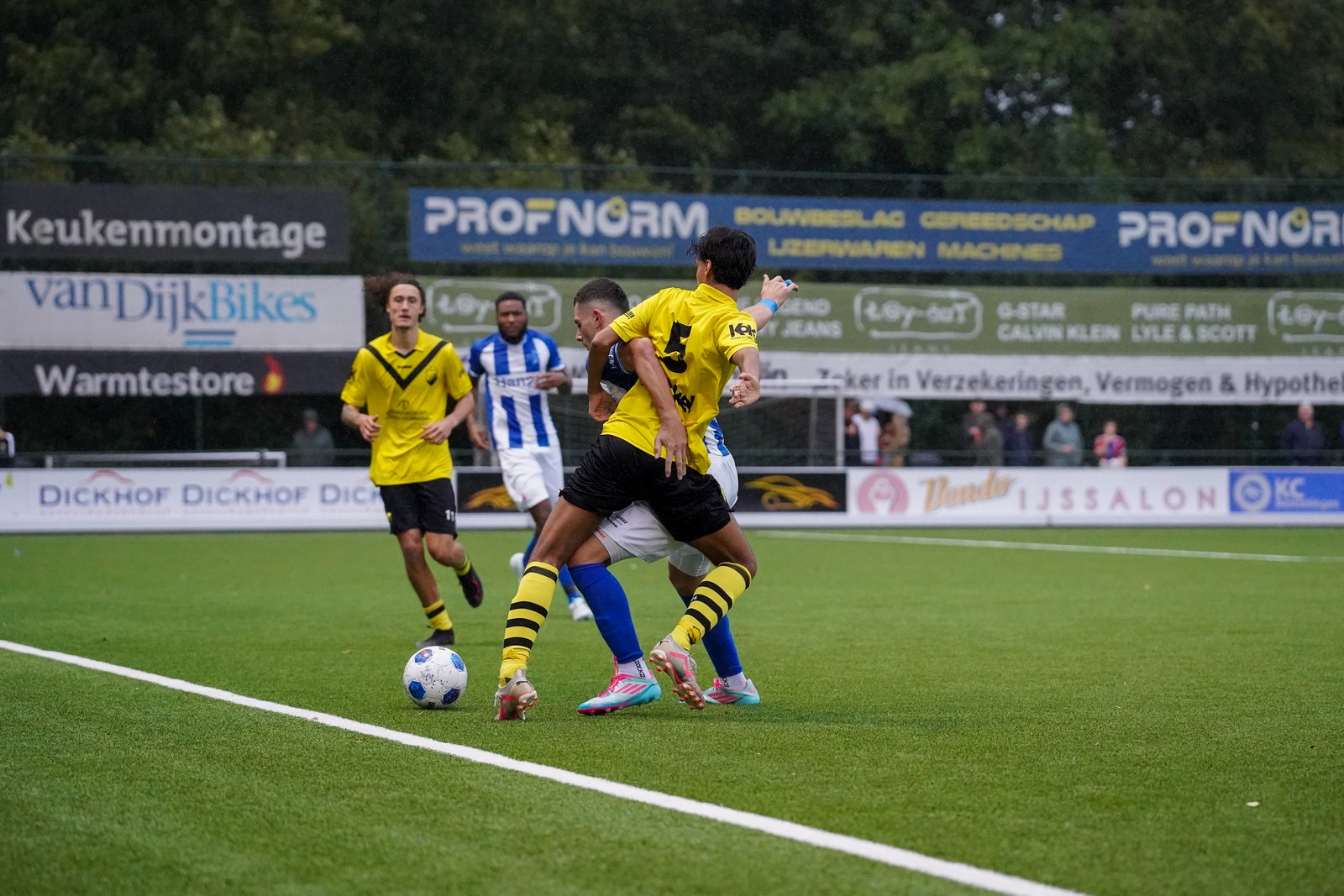 Luuk Knul (DOS Kampen) velt buurman KHC