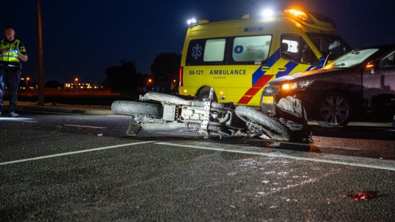 Motorrijder gewond bij aanrijding met auto op kruising in IJsselmuiden