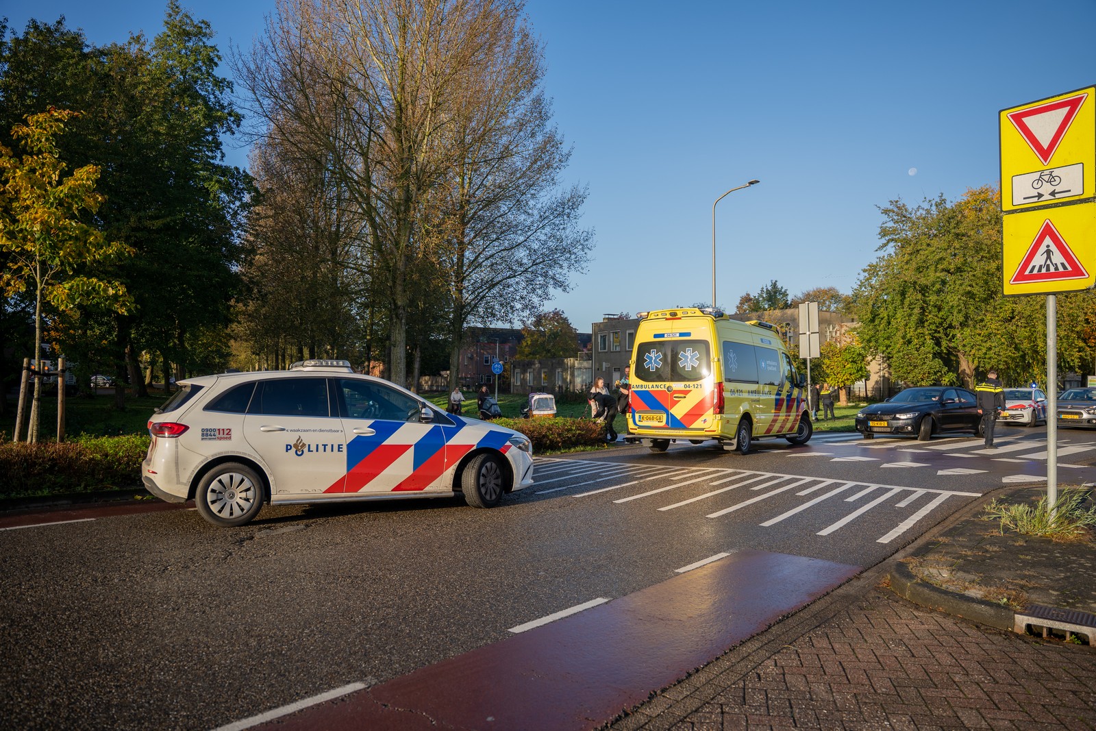 Fietser gewond bij aanrijding met auto in Kampen door laagstaande zon en nat wegdek