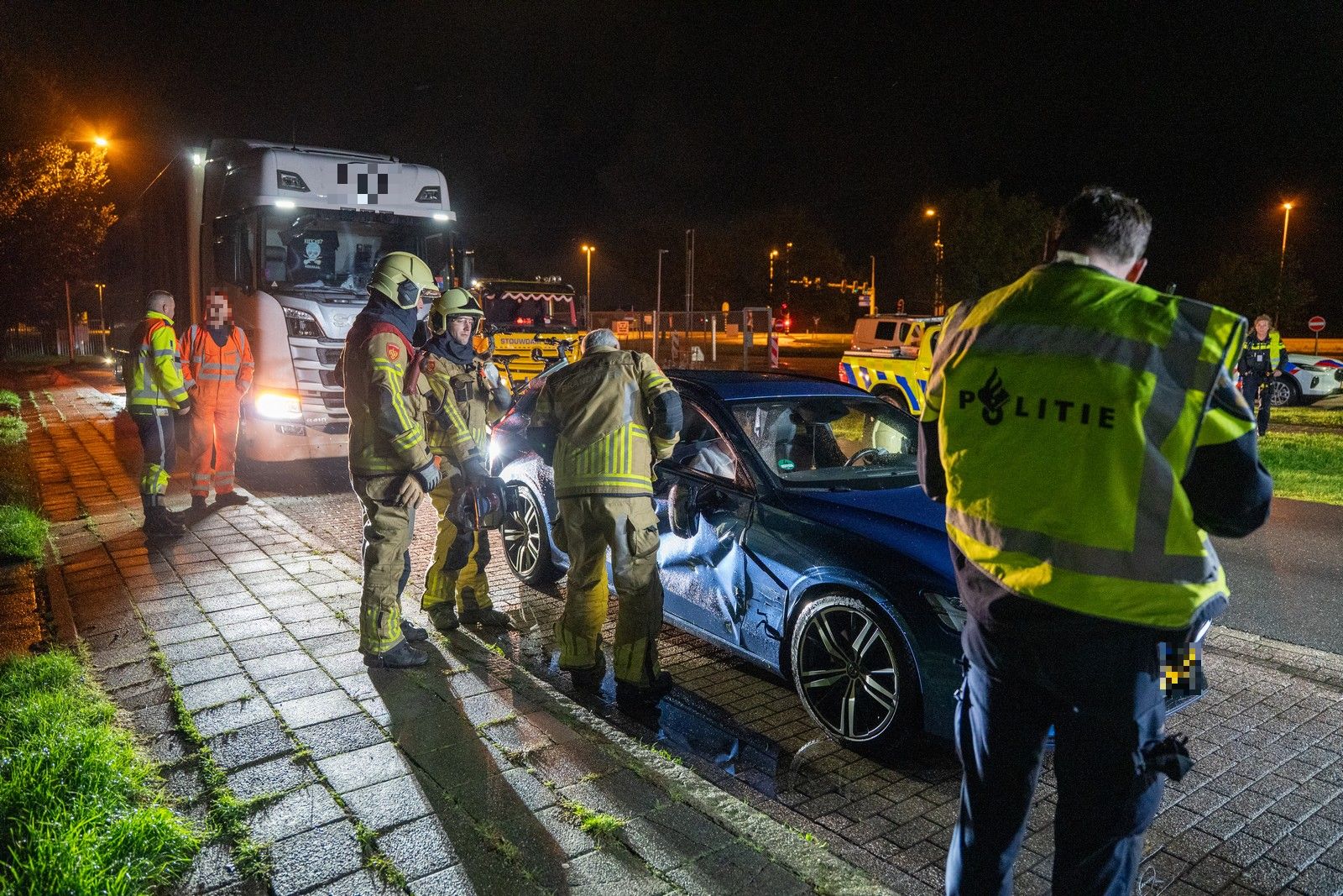 Auto en vrachtwagen botsen op N50 bij Zalkerbroek, niemand gewond
