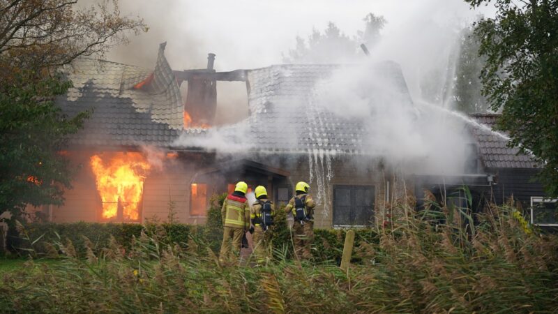 Uitslaande brand verwoest houten woning aan Spijkerboersweg in Kamperveen (video)