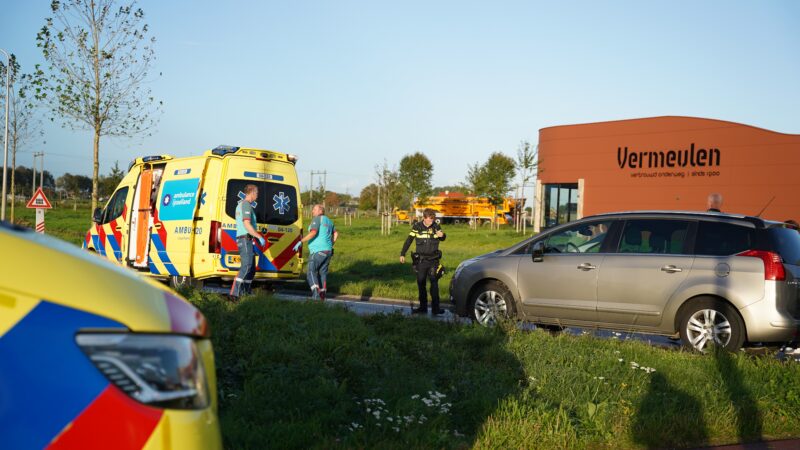 Fietser gereanimeerd na ernstig ongeval met auto in IJsselmuiden, weg volledig afgesloten