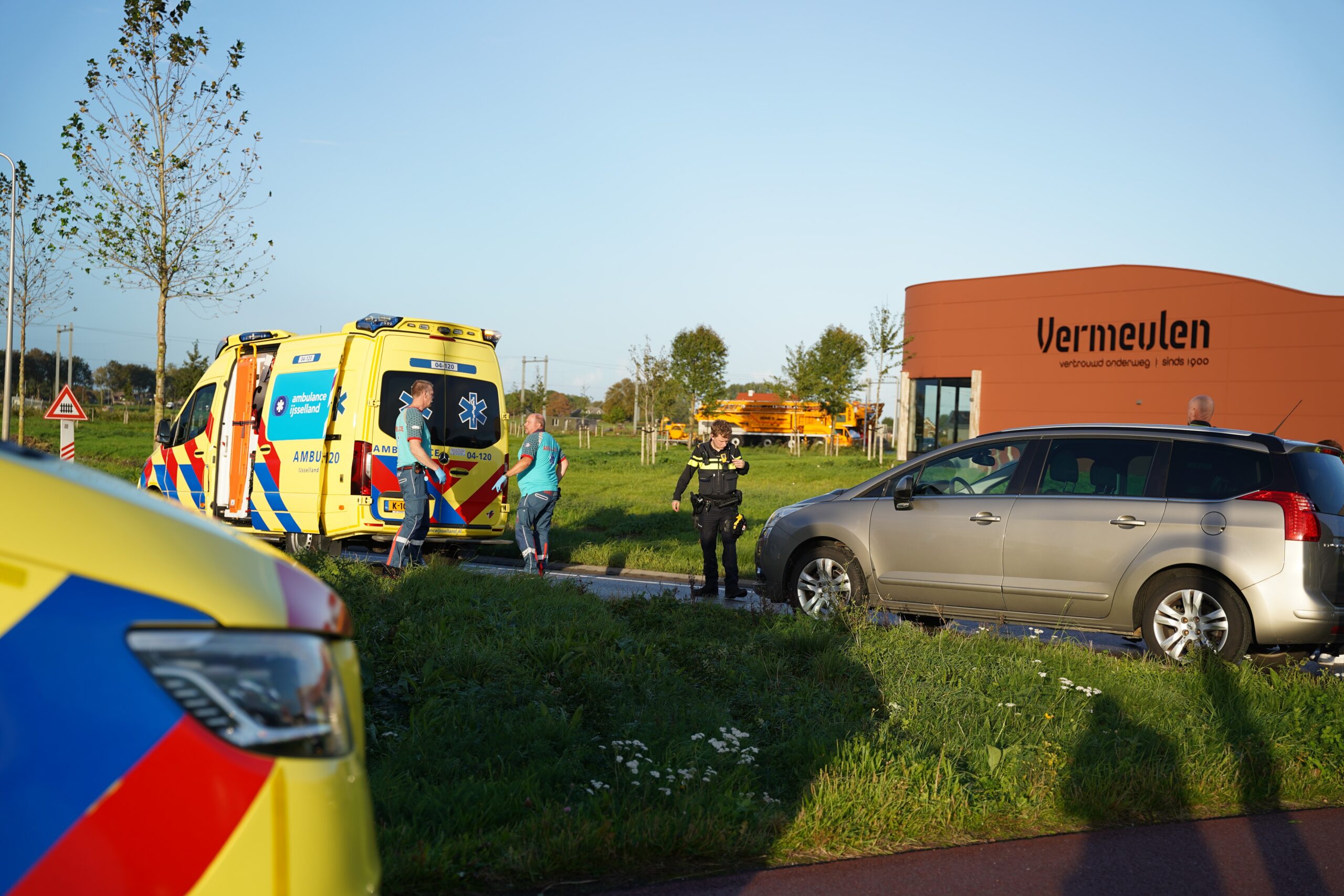 Fietser gereanimeerd na ernstig ongeval met auto in IJsselmuiden, weg volledig afgesloten
