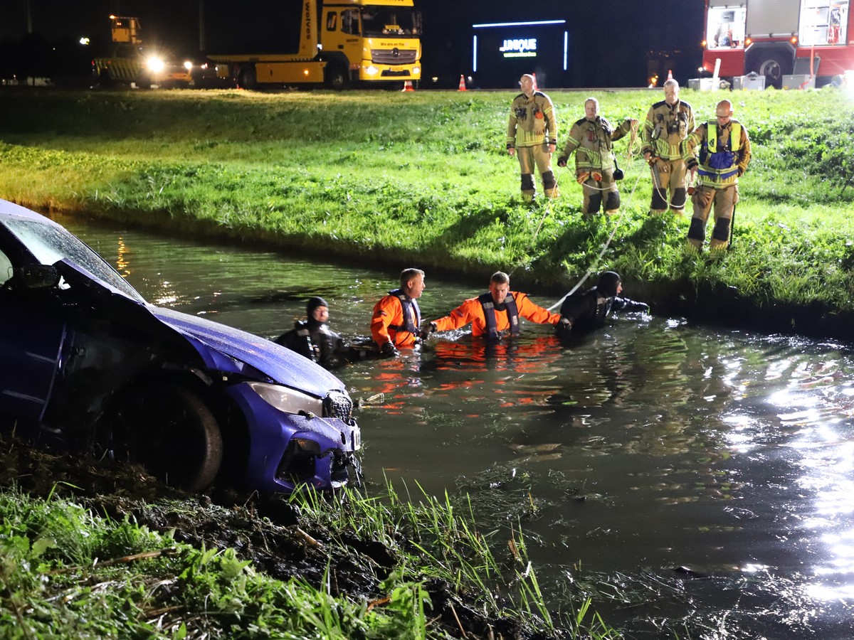 Auto te water langs N50 bij Kampen, bestuurder spoorloos