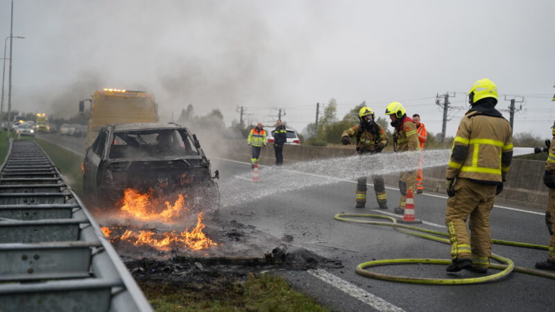 Auto volledig uitgebrand op N50 bij Zalk, weg richting Zwolle afgesloten