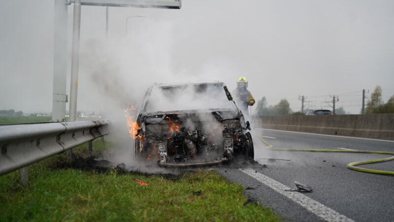 Auto volledig uitgebrand op N50 bij Zalk, weg richting Zwolle afgesloten